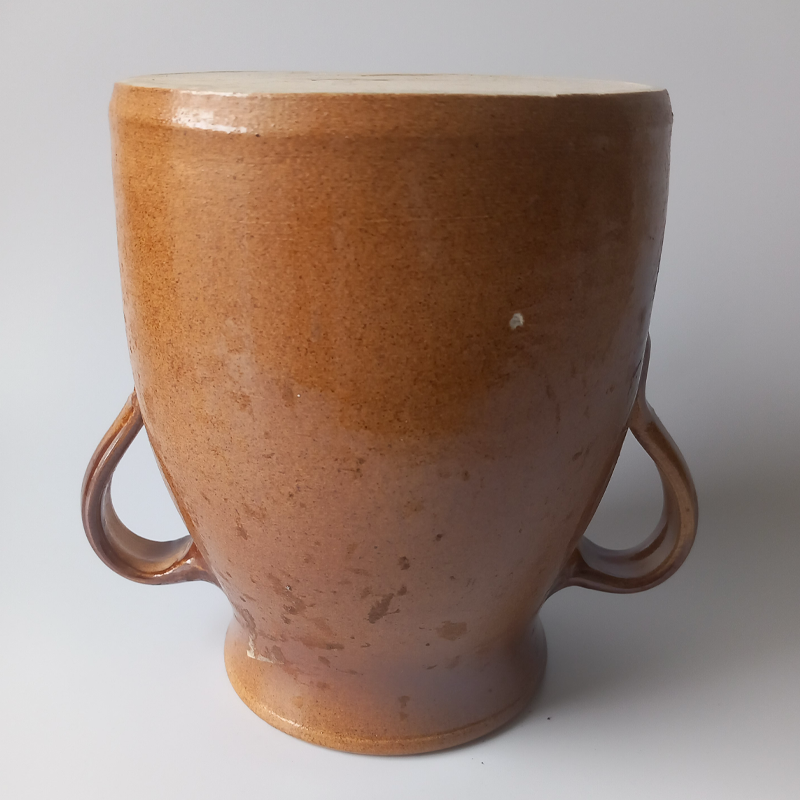 wazon ceramiczny ditmar urbach / teplice copy Brązowy wazon ceramiczny z dwoma uchwytami, szkliwo karmelowe, styl rustykalny postawiony do góry nogami.