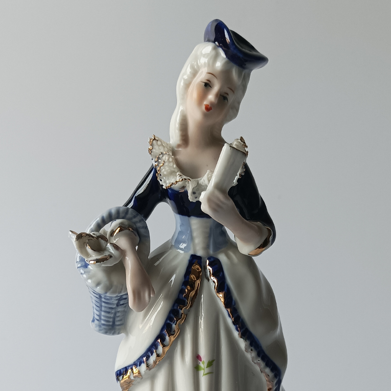 figurka porcelanowa dama dworu Porcelanowa figurka damy w stylu rokoko z porcelanowymi koronkami i koszyczkiem.