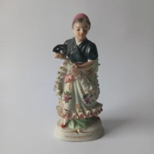 Porcelanowa figurka kobiety w stroju ludowym z maską w dłoni, Made in Japan.