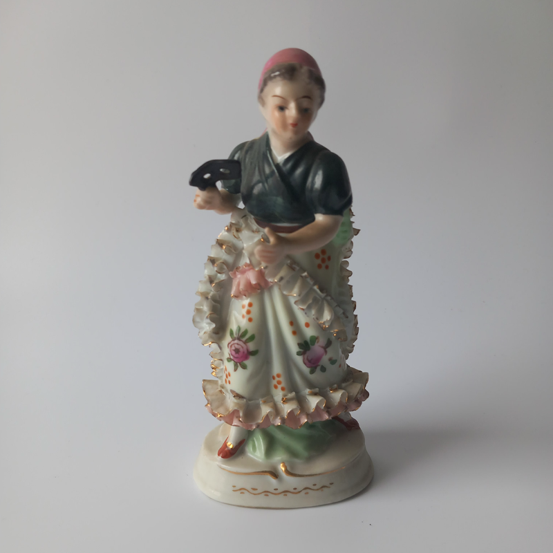 japońska figurka porcelanowa „dama z maską” Porcelanowa figurka kobiety w stroju ludowym z maską w dłoni, Made in Japan.