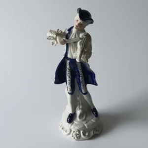 Porcelanowa figurka dworskiego muzyka grającego na skrzypcach, strój kobaltowy ze złotem.
