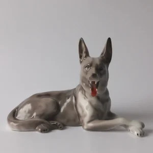 Porcelanowa figurka psa owczarka niemieckiego, fabryka Wałbrzych, widok z przodu.
