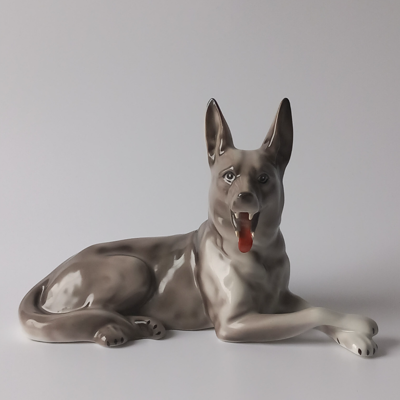 figurka porcelanowa owczarek niemiecki Porcelanowa figurka psa owczarka niemieckiego, fabryka Wałbrzych, widok z przodu.