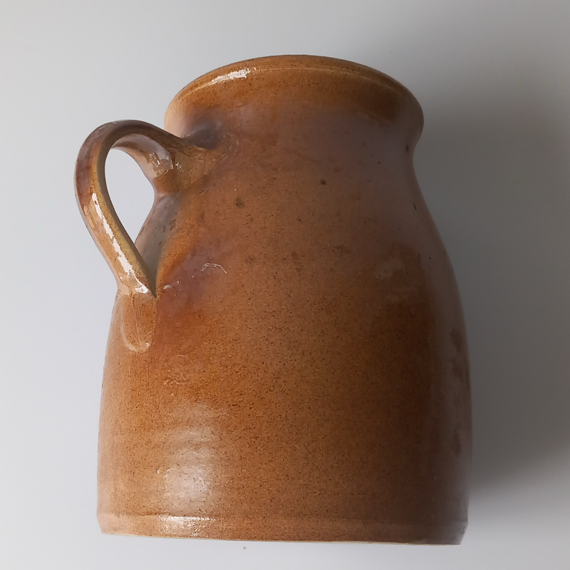 wazon ceramiczny ditmar urbach / teplice copy Profil naczynia ceramicznego, widoczne duże ucho i nakrapiana struktura szkliwa.