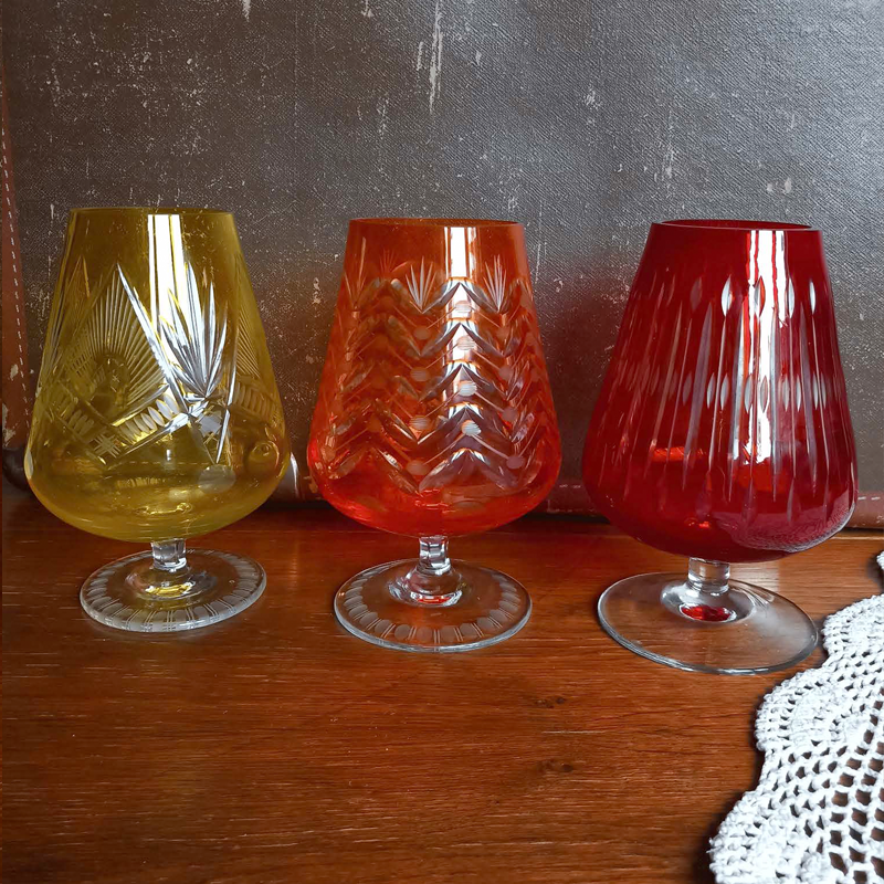 Zestaw kieliszków vintage Bohemia sniftery różnokolorowe. Zestaw kieliszków vintage Bohemia sniftery różnokolorowe.