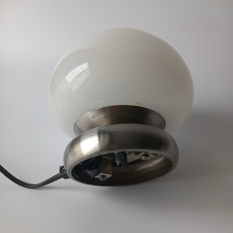 lampa stołowa „grzybek” Biały klosz ze szkła mlecznego na metalowej podstawie.