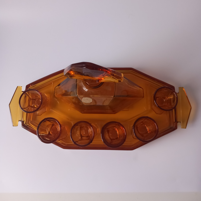 komplet do likieru art deco hermanova hut Widok z góry na zestaw Art Deco, geometryczna taca i karafka.