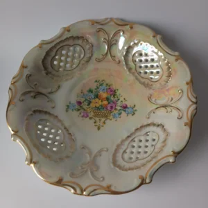 Perłowa misa porcelanowa Pirkenhammer z ażurowym brzegiem i kwiatami.