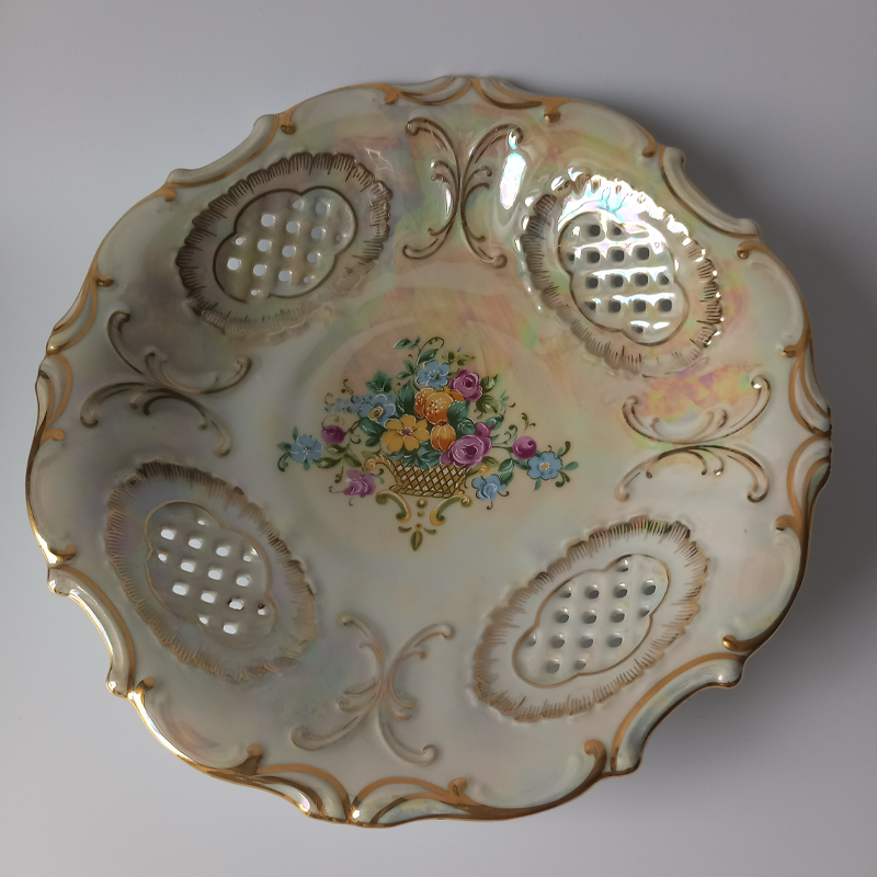 ażurowa misa pirkenhammer Perłowa misa porcelanowa Pirkenhammer z ażurowym brzegiem i kwiatami.