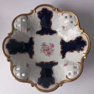 Ażurowa misa porcelanowa Reichenbach, granatowy kobalt i złocenia, widok z góry.