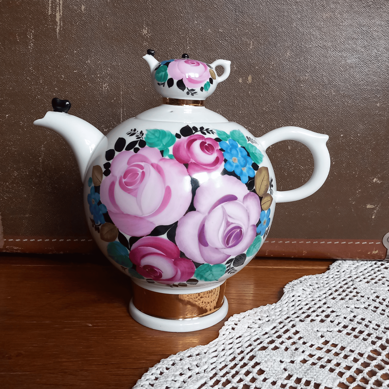 Porcelanowy czajnik Łomonosow ŁFZ w ręcznie malowane różowe róże, vintage ZSRR. Porcelanowy czajnik Łomonosow ŁFZ w ręcznie malowane różowe róże, vintage ZSRR.