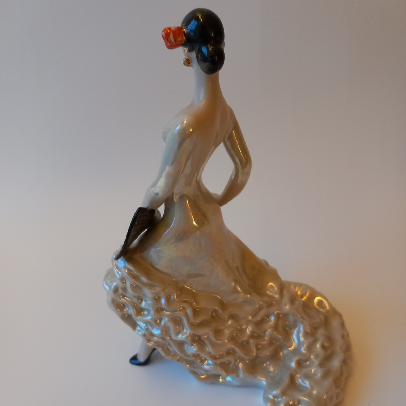 figurka porcelanowa „carmen” Profil figurki Carmen, czarny kok z czerwonym kwiatem i wachlarz.