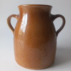 Brązowy wazon ceramiczny z dwoma uchwytami, szkliwo karmelowe, styl rustykalny.
