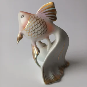 Porcelanowa figurka ryby Hollóháza, biała porcelana ze złotymi łuskami.