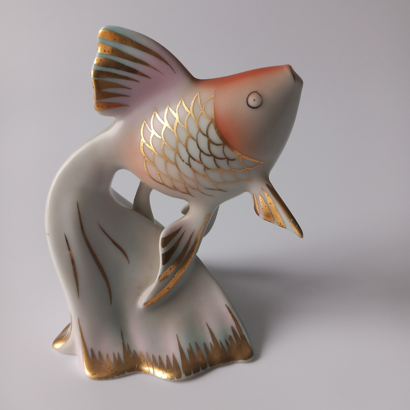 japońska figurka porcelanowa „dama z maską” copy Figurka rybki welonki, ręcznie malowana różem i złotem, Węgry.