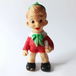 Gumowa zabawka Pinokio firmy Ledraplastic w czerwonym ubraniu, vintage lata 60.