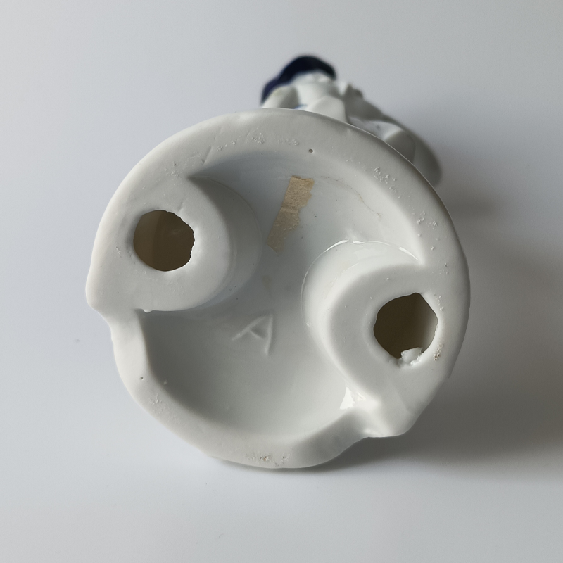figurka porcelanowa dworski muzyk ze skrzypcami Spód figurki z wyciśniętą sygnaturą w kształcie litery A.