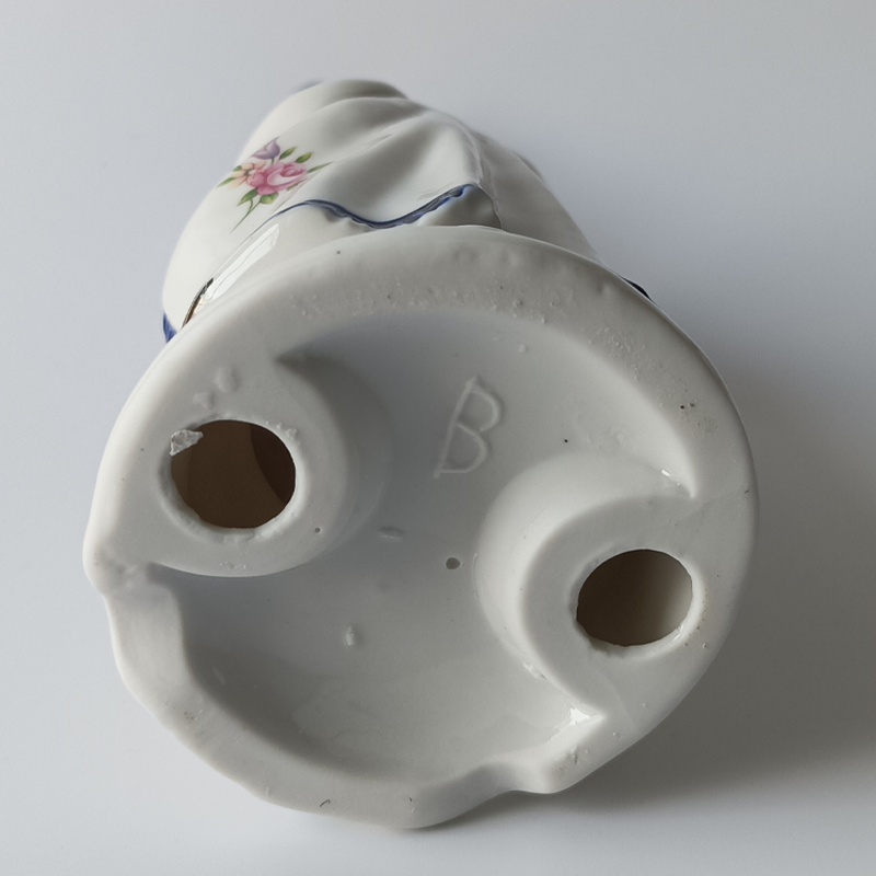 figurka porcelanowa dama dworu Spód figurki z wyciśniętą sygnaturą w kształcie litery B.
