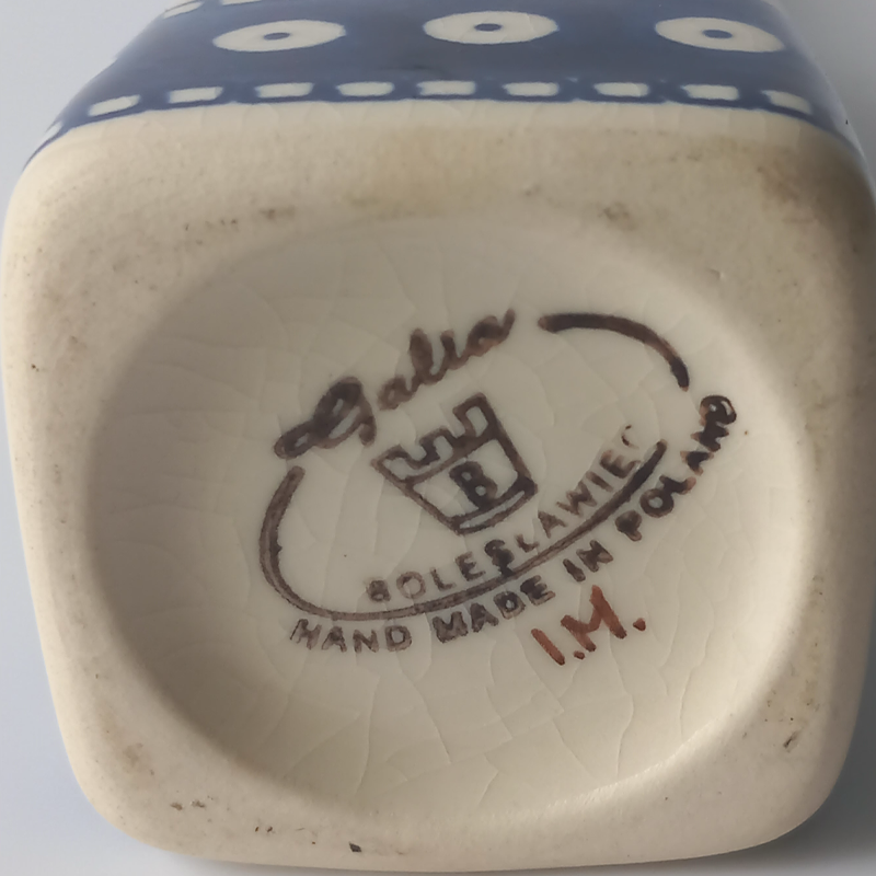 Smukły wazon ceramiczny Bolesławiec Galia, malowany w niebieskie kwiaty i kropki. Spód wazonu z sygnaturą Galia Bolesławiec Hand Made in Poland, kwadratowa podstawa.