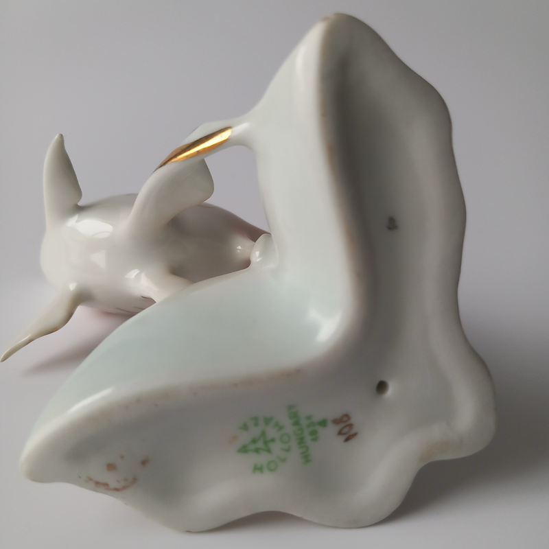 japońska figurka porcelanowa „dama z maską” copy Zielona sygnatura z drzewkiem Hollohaza Hungary na spodzie figurki.