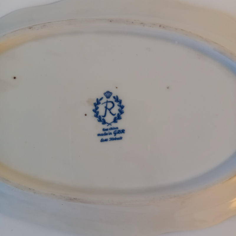 Półmisek owalny Reichenbach Niebieska sygnatura Reichenbach Fine China Made in GDR na spodzie naczynia.
