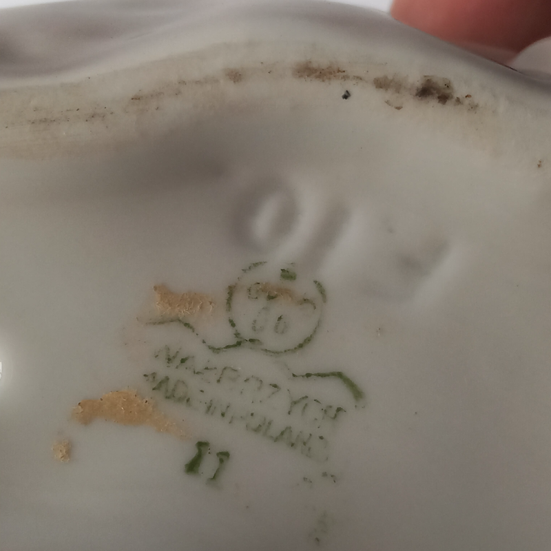figurka porcelanowa owczarek niemiecki Zielona sygnatura Wałbrzych Made in Poland na spodzie figurki.