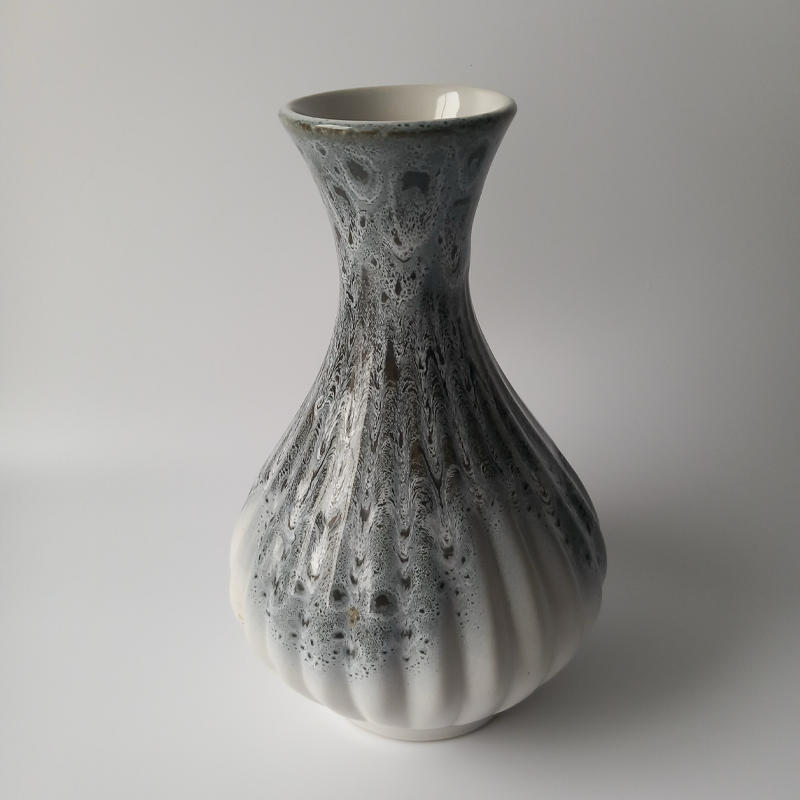 kryształowy wazon w odcieniu cytrynowym copy Smukły wazon ceramiczny o pękatym kształcie, styl Mid-Century Modern.