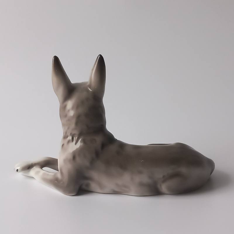 figurka porcelanowa owczarek niemiecki Tył figurki porcelanowej, widoczne uszy i grzbiet psa.