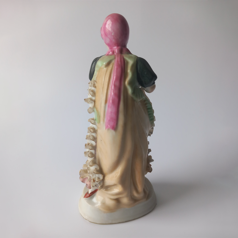 figurka porcelanowa owczarek niemiecki copy Tył figurki, kobieta w różowej chuście na głowie, porcelana japońska.