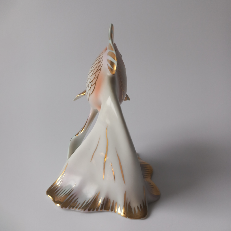 japońska figurka porcelanowa „dama z maską” copy Tył porcelanowej ryby, widoczny falujący ogon ze złotymi akcentami.