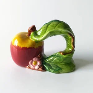 Zbliżenie na ceramiczne jabłko z różowym kwiatkiem, kolekcja French Garden.