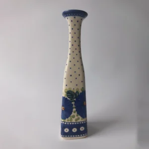 Smukły wazon ceramiczny Bolesławiec Galia, malowany w niebieskie kwiaty i kropki.