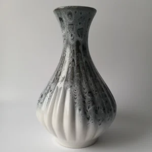 Ceramiczny wazon czechosłowacki Teplice, biało-szary wzór lava drip.