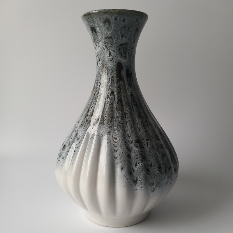 kryształowy wazon w odcieniu cytrynowym copy Ceramiczny wazon czechosłowacki Teplice, biało-szary wzór lava drip.