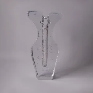 Kryształowy wazon solifleur o organicznym kształcie, masywne szkło typu ice block.