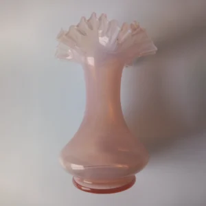 Różowy wazon ze szkła opalizującego o kształcie kwiata, Bohemia vintage.