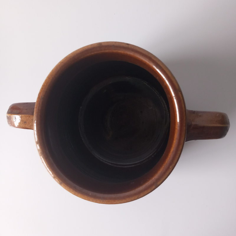 wazon ceramiczny ditmar urbach / teplice copy Widok z góry na ceramiczne naczynie, ciemne wnętrze, grube ścianki.