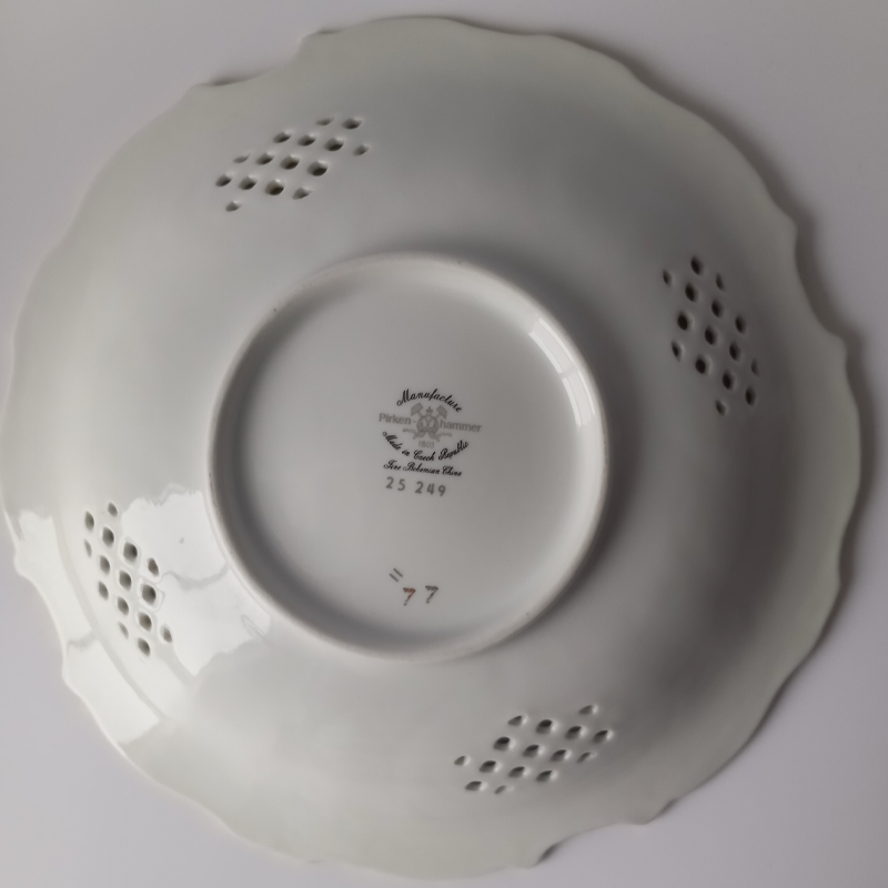 ażurowa misa pirkenhammer Zbliżenie na ażurowe wycięcia i iryzujące szkliwo na porcelanie.