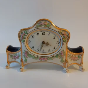 Porcelanowy zegar kominkowy Royal Dux, zdobiony złotem i malowanymi różami.