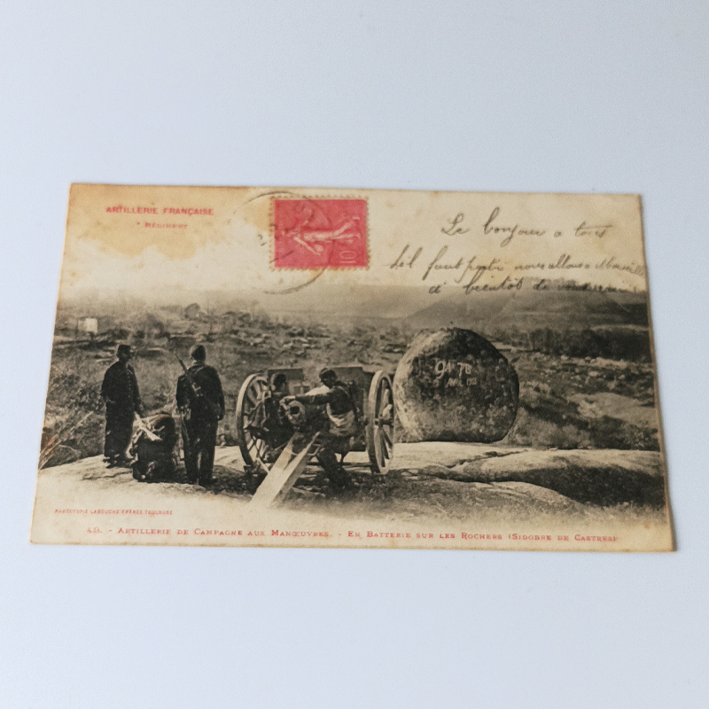 Pocztówka "Manewry w Sidobre" (1907 r.) – Camille do Emilie (Alert 1 Maja) Stara pocztówka z 1907 roku przedstawiająca żołnierzy francuskich z armatą wśród skał Sidobre w Castres.