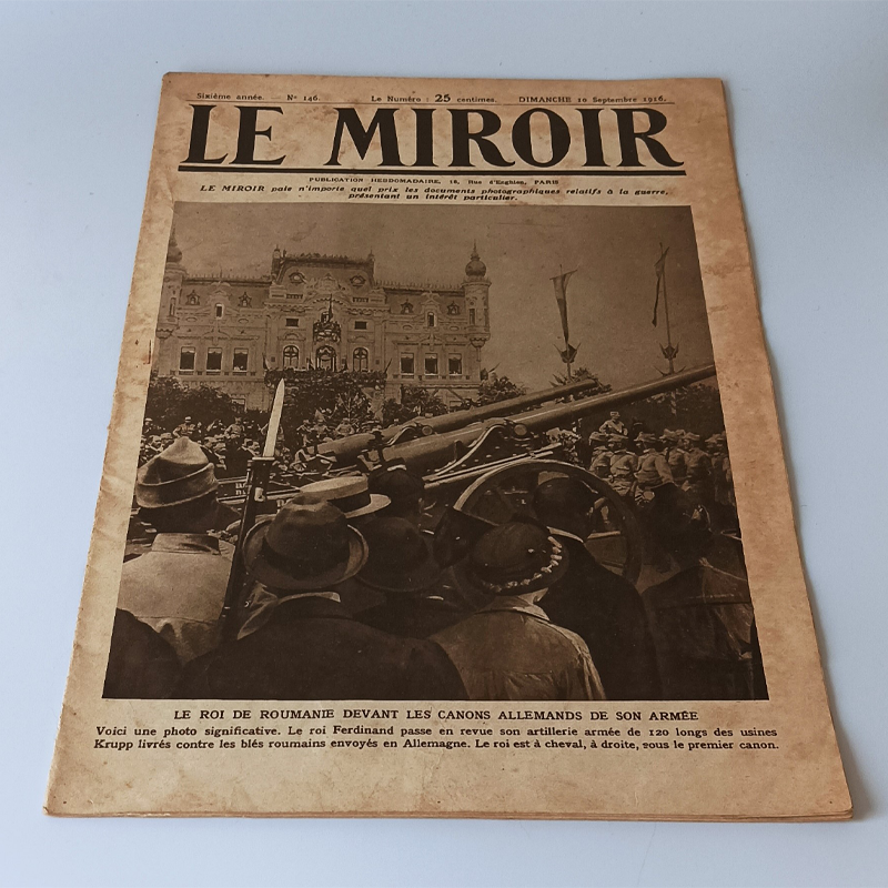 Czasopismo „Le Miroir” (10 Września 1916) – Front Rumuński i Działa Kruppa (Vintage) Okładka magazynu Le Miroir z 10 września 1916 roku, król Rumunii Ferdynand na przeglądzie wojsk z niemieckimi działami Kruppa.
