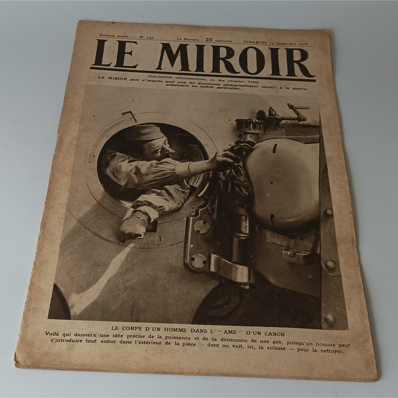 Czasopismo „Le Miroir” (17 Września 1916) – Bitwa nad Sommą i Wielkie Działo 400 mm (Vintage) Okładka francuskiego magazynu Le Miroir z 17 września 1916 roku, fotografia żołnierza czyszczącego wnętrze lufy potężnego działa 400 mm.