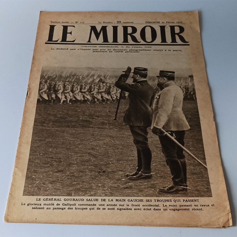 Czasopismo „Le Miroir” (20 Lutego 1916) – Gen. Gouraud, As Guynemer i Fabryka Skoda (Vintage) Okładka francuskiego tygodnika Le Miroir z 20 lutego 1916 roku, generał Gouraud salutujący lewą ręką maszerującym żołnierzom.