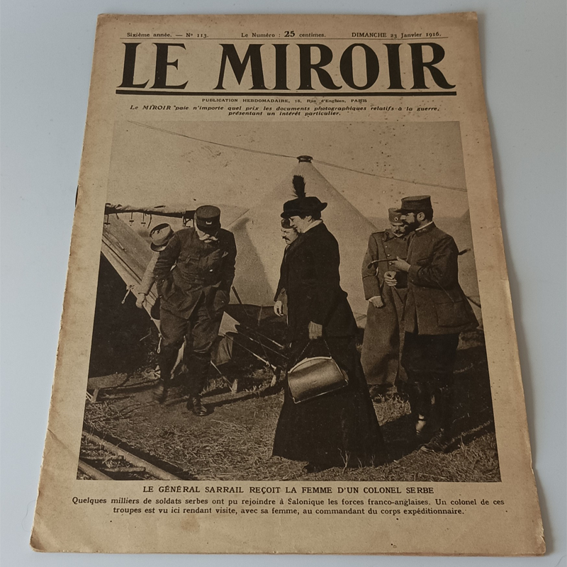 Czasopismo „Le Miroir” (23 Stycznia 1916) – Front Bałkański, Czarnogóra i Gen. Sarrail (Vintage) Okładka francuskiego magazynu Le Miroir z 23 stycznia 1916 roku, generał Sarrail witający żonę serbskiego pułkownika w Salonikach.