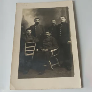 Stara fotografia studyjna pięciu żołnierzy francuskich z 312 pułku piechoty, z wąsami i w kepi, rok 1914.