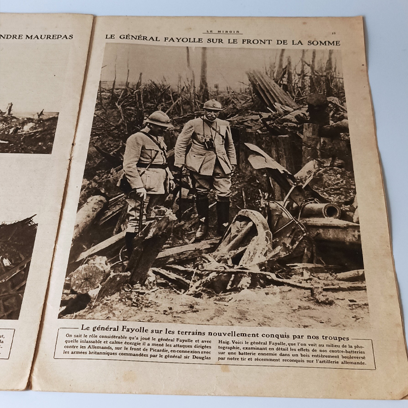 Czasopismo „Le Miroir” (17 Września 1916) – Bitwa nad Sommą i Wielkie Działo 400 mm (Vintage) Wewnętrzna strona magazynu ukazująca generała Fayolle wizytującego zrujnowane niemieckie pozycje artyleryjskie podczas Bitwy nad Sommą.