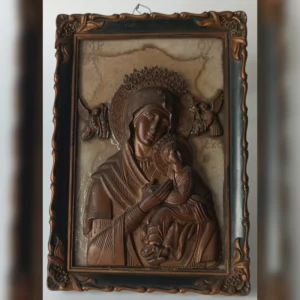 Płaskorzeźbiona ikona Matki Boskiej Nieustającej Pomocy w ozdobnej ramie, patynowana na brąz.