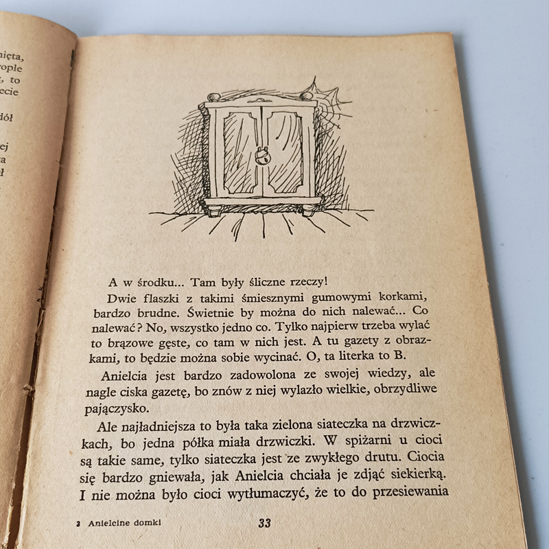 Książka „Anielcine domki” Jacek Kędziora – Nasza Księgarnia 1958 (Vintage) Strona z książki Anielcine domki z klasyczną czarno-białą ilustracją szafki i tekstem dawnej bajki.