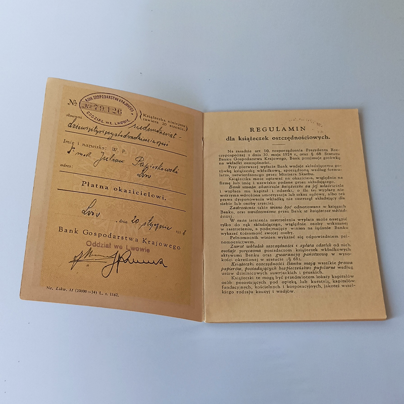 Książeczka BGK Lwów (1938 r.) – Julian Papierkowski (Druk Koziańskich) Strona tytułowa książeczki bankowej wystawionej na nazwisko Julian Papierkowski we Lwowie w styczniu 1938 roku.