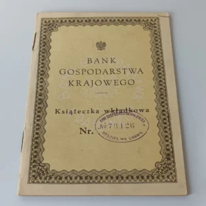 Okładka książeczki wkładkowej Banku Gospodarstwa Krajowego z orłem i pieczęcią oddziału we Lwowie.
